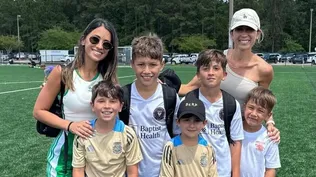 Antonela Roccuzzo y Sofía Balbi y sus hijos Thiago Messi, Mateo Messi, Ciro Messi y Benajmín Suárez y Lautaro Suárez