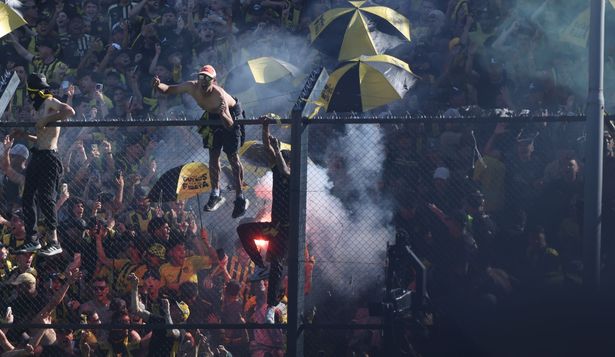 Hinchas de Peñarol colgados del tejido y bengalas, la nota negativa en el Campeón del Siglo