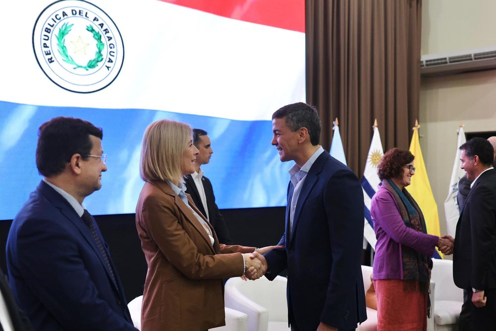 Santiago Peña, presidente de Paraguay, saluda a Fernanda Maldonado, directora general del Ministerio de Ganadería, Agricultura y Pesca (MGAP) en Uruguay.