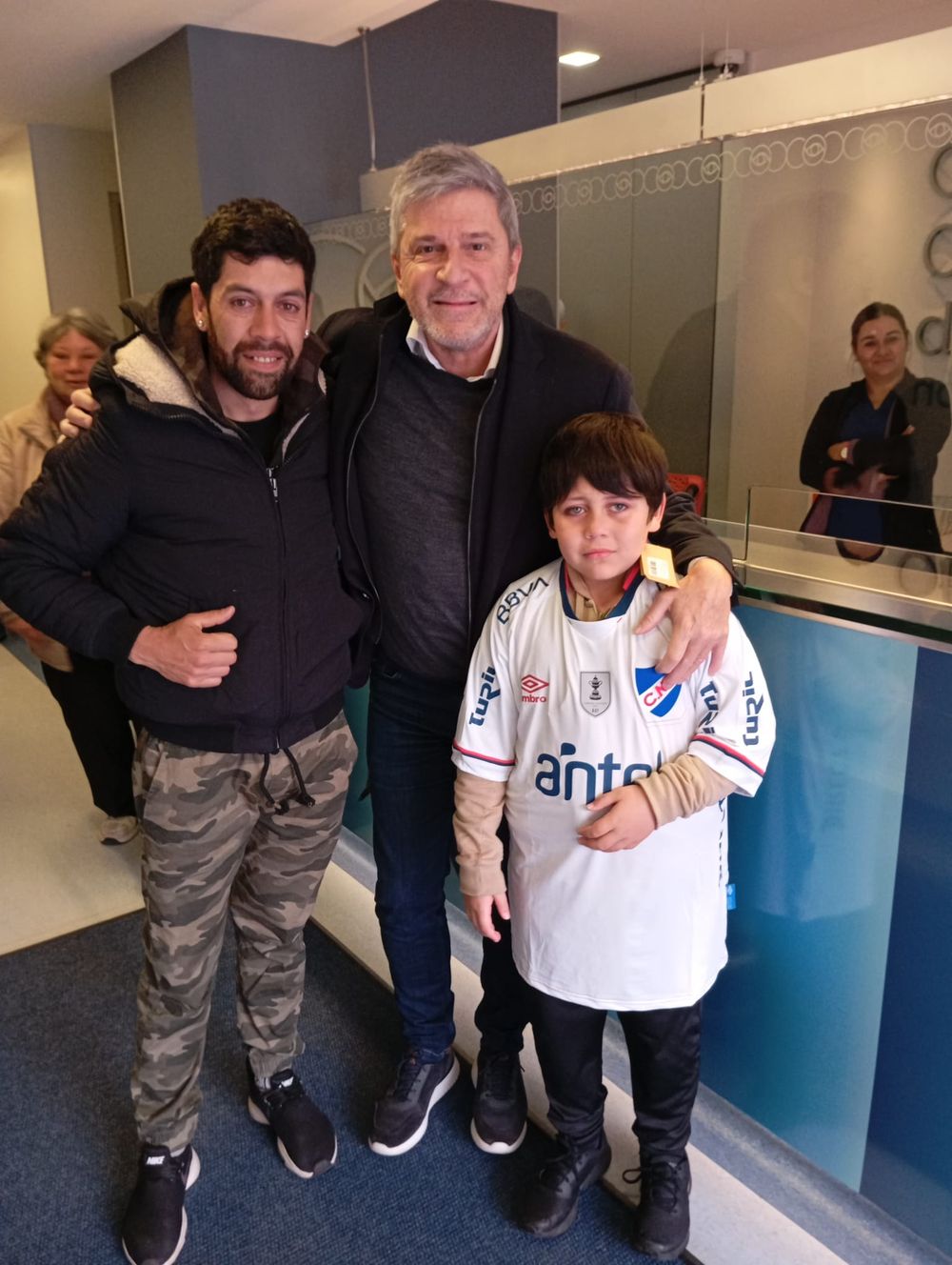 Alejandro Balbi y Erik, el hincha de Nacional al que le regaló una camiseta de Juan Izquierdo