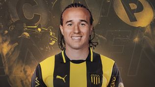 Diego Laxalt firmó contrato con Peñarol y ya posó con su camiseta