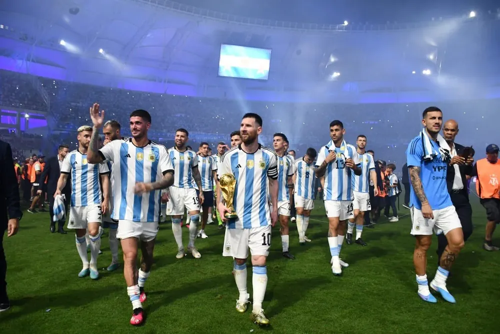 La selección argentina dio la vuelta olímpica en el estadio de Santiago del Estero