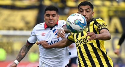 Antonio Galeano de Nacional ante Maximiliano Olivera de Peñarol en la final del Torneo Intermedio