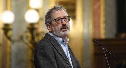 Archivo. El diputado de Sumar por Madrid, Carlos Martín Urriza, interviene durante una sesión plenaria, en el Congreso de los Diputados, a 29 de febrero de 2024, en Madrid (España).