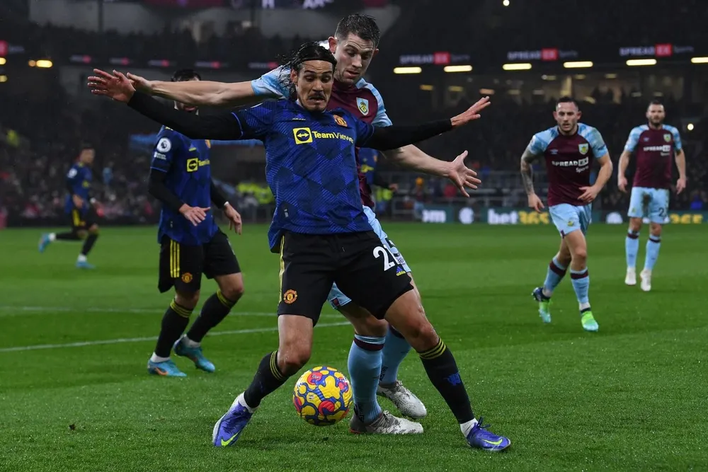 Edinson Cavani enfrentando a Tarkovski de Burnley