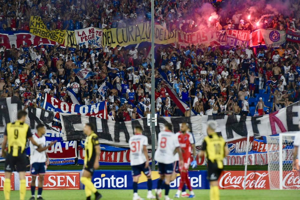 Banderas de Peñarol robadas por la hinchada de Nacional Banderas de Peñarol robadas por la hinchada de Nacional