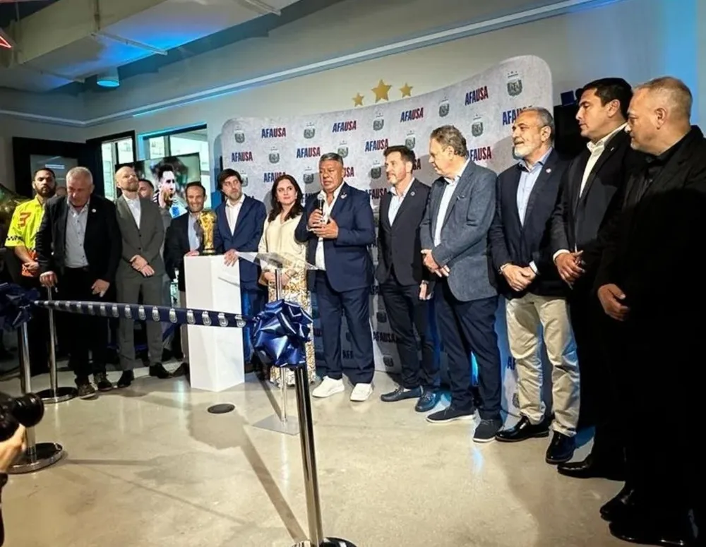 Tapia en la inauguración del centro de la AFA en Miami