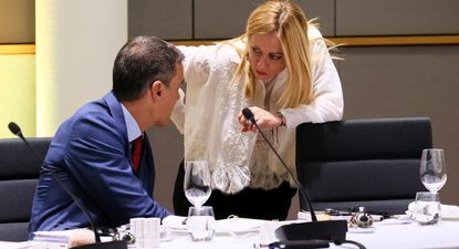 El presidente del Gobierno español, Pedro Sánchez (izquierda), conversa con la primera ministra italiana, Giorgia Meloni, durante una cena de trabajo de la Cumbre de la UE en el edificio del Consejo Europeo.