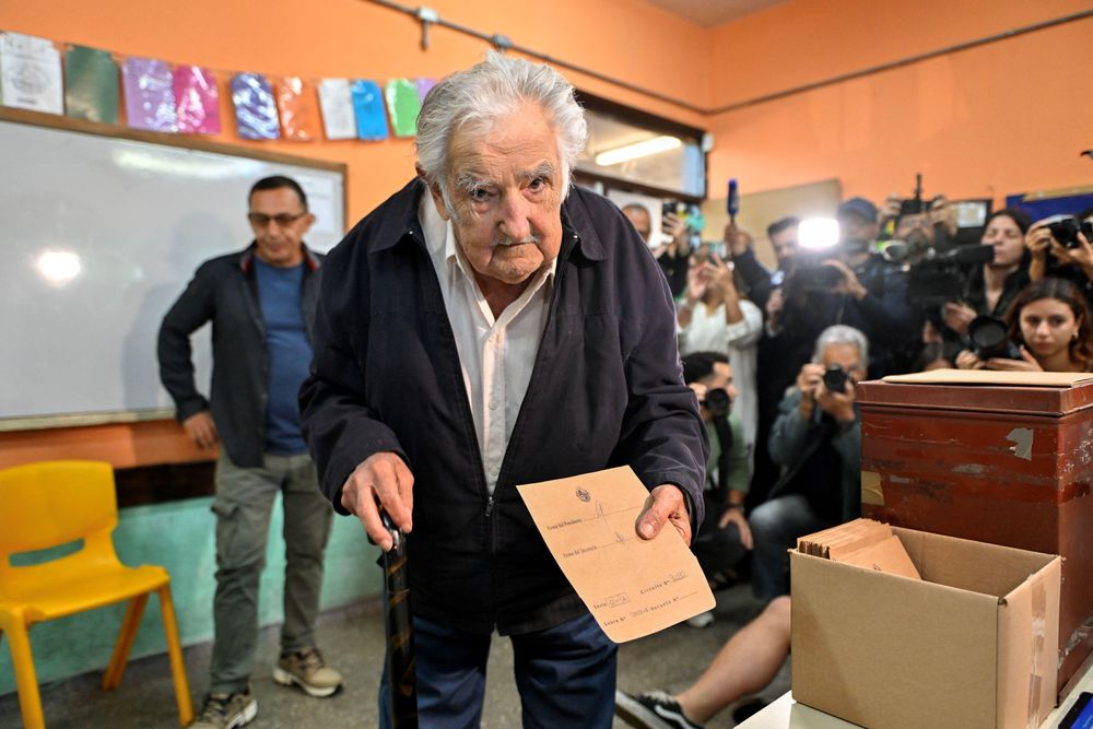 "Lo más próximo es el cementerio", dijo Mujica cuando le preguntaron sobre su futuro tras votar el domingo.