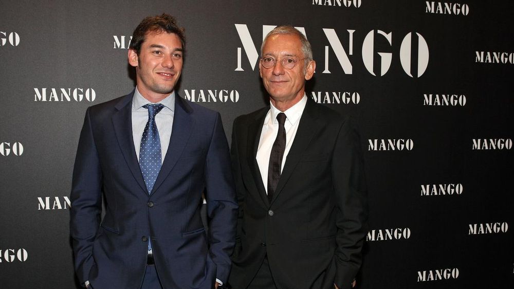 El fundador de Mango, Isak Andic, a la derecha, junto a su hijo Jonathan, quien hoy está libre tras haber pagado una fianza de 1millón de euros acusado de la muerte de su padre en diciembre de 2024.