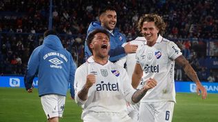 Francisco Calvo festeja su segundo gol para Nacional con Maximiliano Gómez y Luciano Boggio ante Deportivo Maldonado por el Torneo Clausura