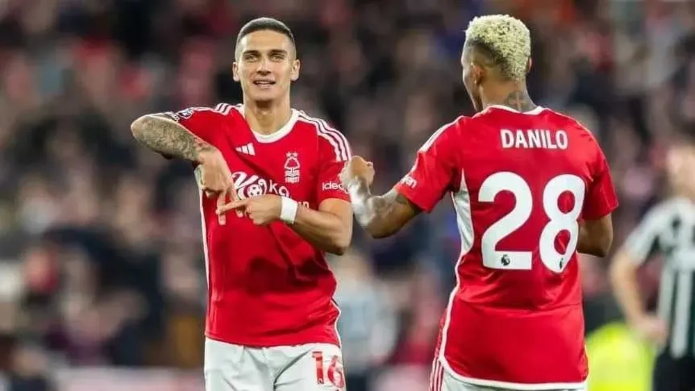 El festejo del argentino Nicolás Domínguez para el 1-0 del Forest.