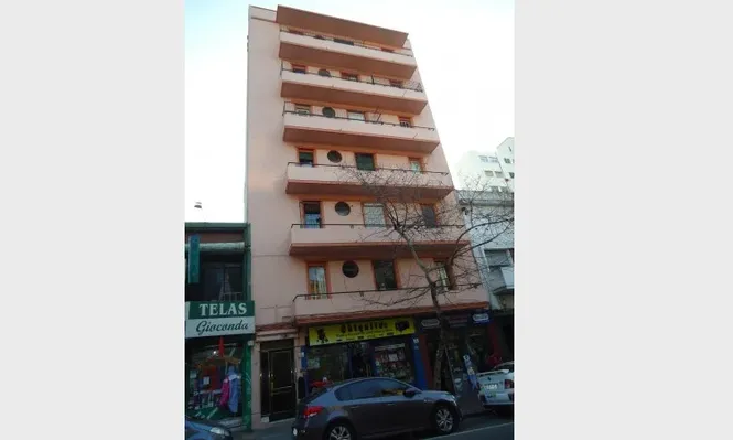 Fachada del edificio donde se ubica la unidad a rematar