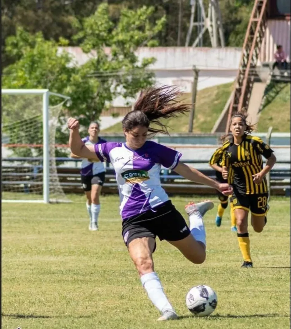 Paola Pintado apronta del zurdazo.