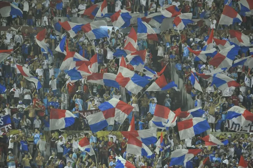 A la hinchada de Nacional le requisaron la pirotecnia afuera de la Colombes