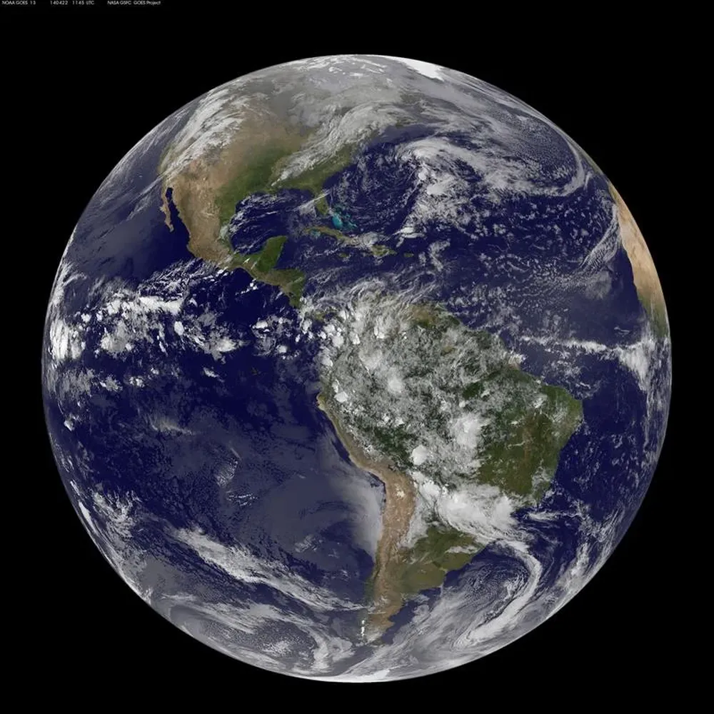 Vista de una imagen de satélite facilitada por la NASA y por la Administración Nacional para el Océano y la Atmósfera de EE.UU. (NOAA) del continente americano