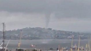 Qué es una tromba marina, el fenómeno que sorprendió en la bahía del Puerto de Montevideo
