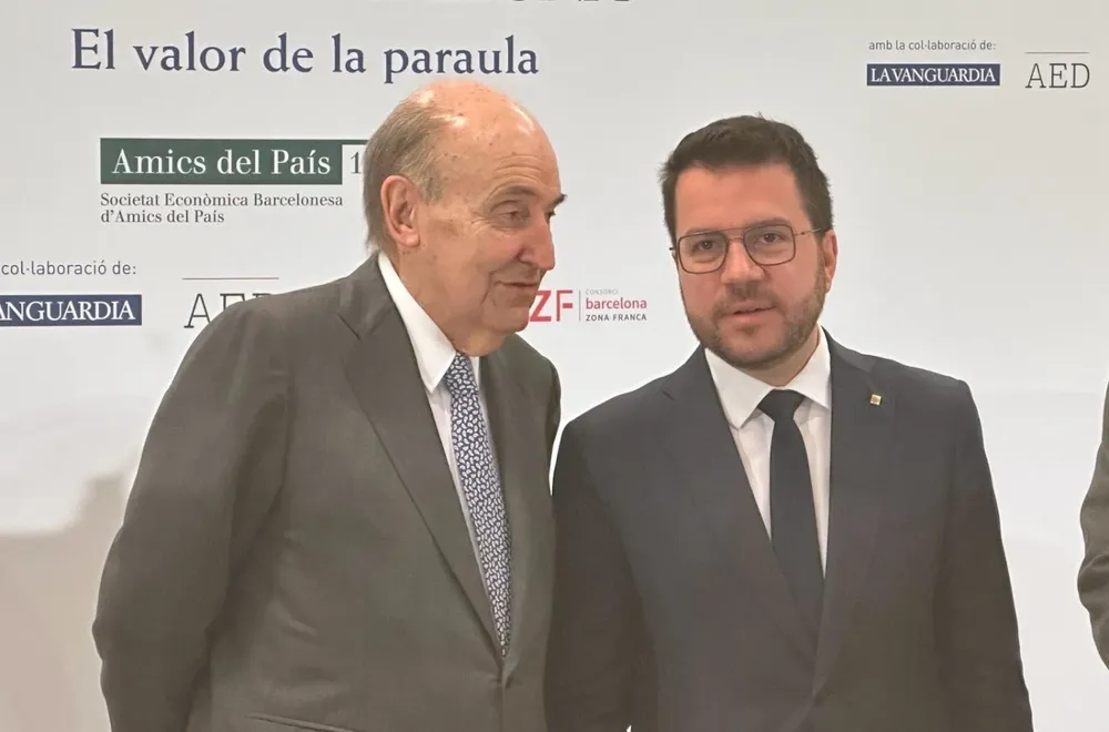 El presidente de la Generalitat, Pere Aragonès, con el presidente de la Societat Econòmica Barcelonesa dAmics del País, el abogado Miquel Roca.