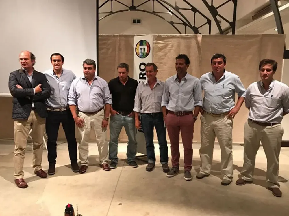 El consultor Diego de la Puente junto a los organizadores y asistentes a la charla