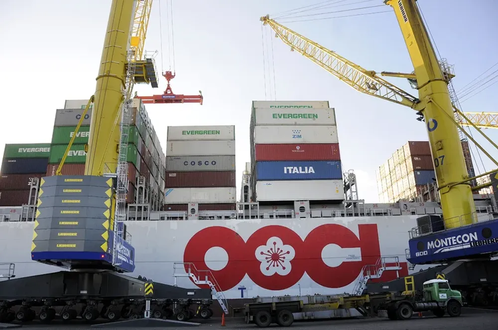 El OOCL Qingdao, un superbarco en el puerto de Montevideo