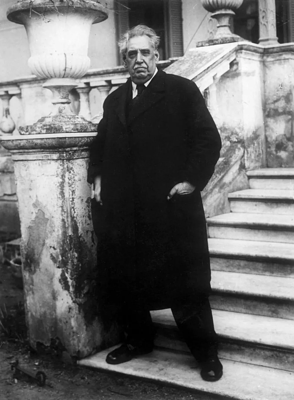 José Batlle y Ordoñez en la escalinata de su quinta en Piedras Blancas en 1928 (Fotógrafo: Juan Caruso)