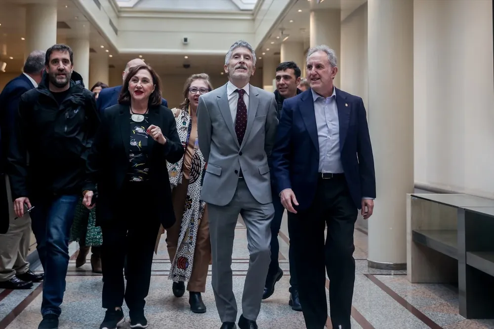 El ministro del Interior, Fernando Grande-Marlaska (c), a su llegada a una sesión de control al Gobierno, en el Senado, a 15 de noviembre de 2022, en Madrid (España).