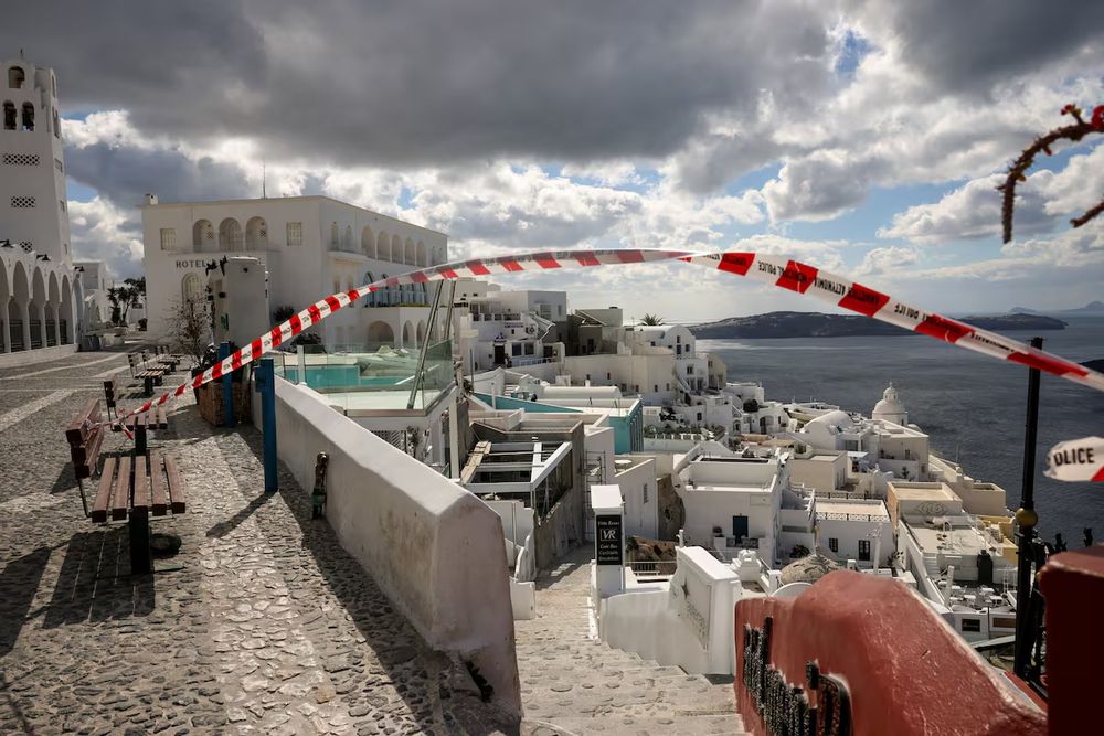 Alerta máxima en Santorini por posible erupción submarina cerca de la isla.