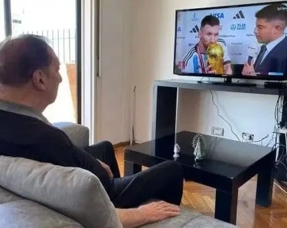 Carlos Bilardo viendo el mundial de Qatar 2022
