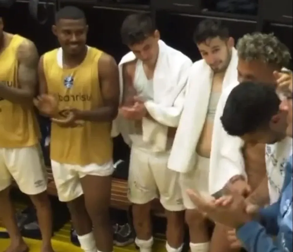 Luis Suárez baja la cabeza mientras sus compañeros de Gremio lo aplauden