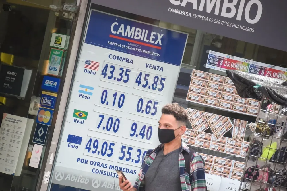 En lo que va de marzo, el dólar ya se fortaleció 3,2% frente al peso y 5,2% en el acumulado anual. 