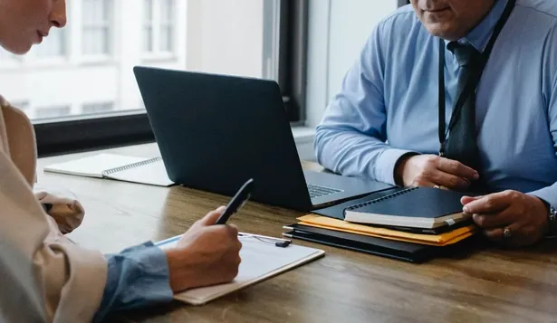 Los buenos líderes son expertos en delegar efectivamente. Saben que delegar bien, es un enorme acto de confianza, es la capacidad de soltar responsablemente, es la habilidad de “cuidar”.