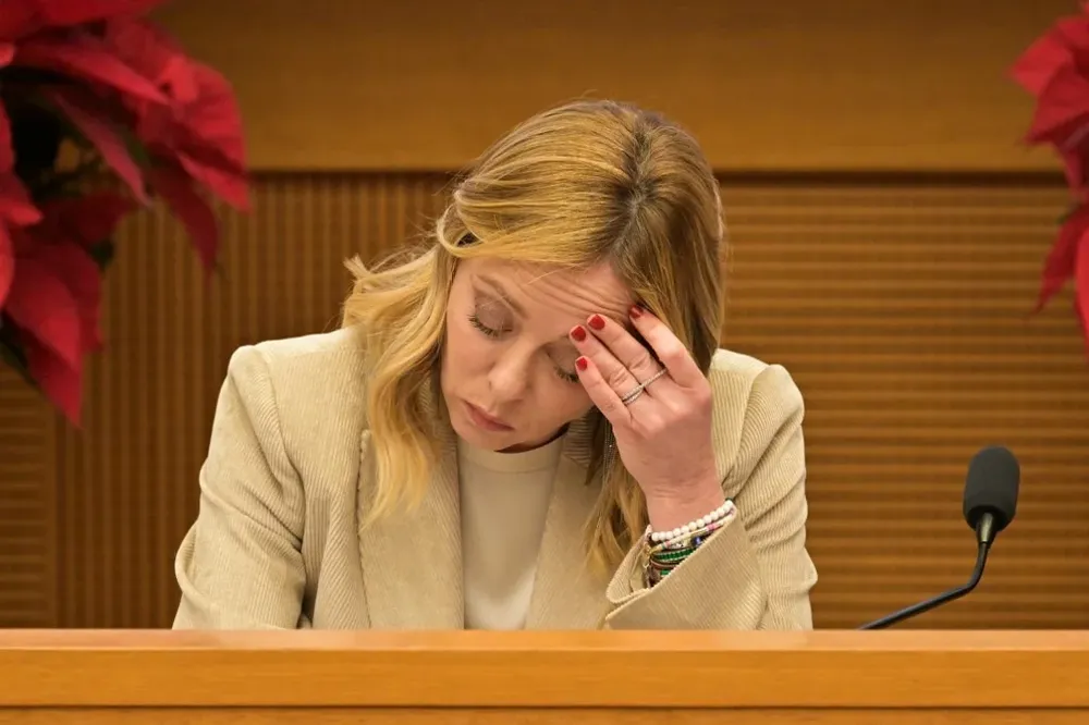 En la conferencia de prensa brindada por la primera ministra Giorgia Meloni se pudieron observar muchas sillas vacías debido al boicot periodístico.