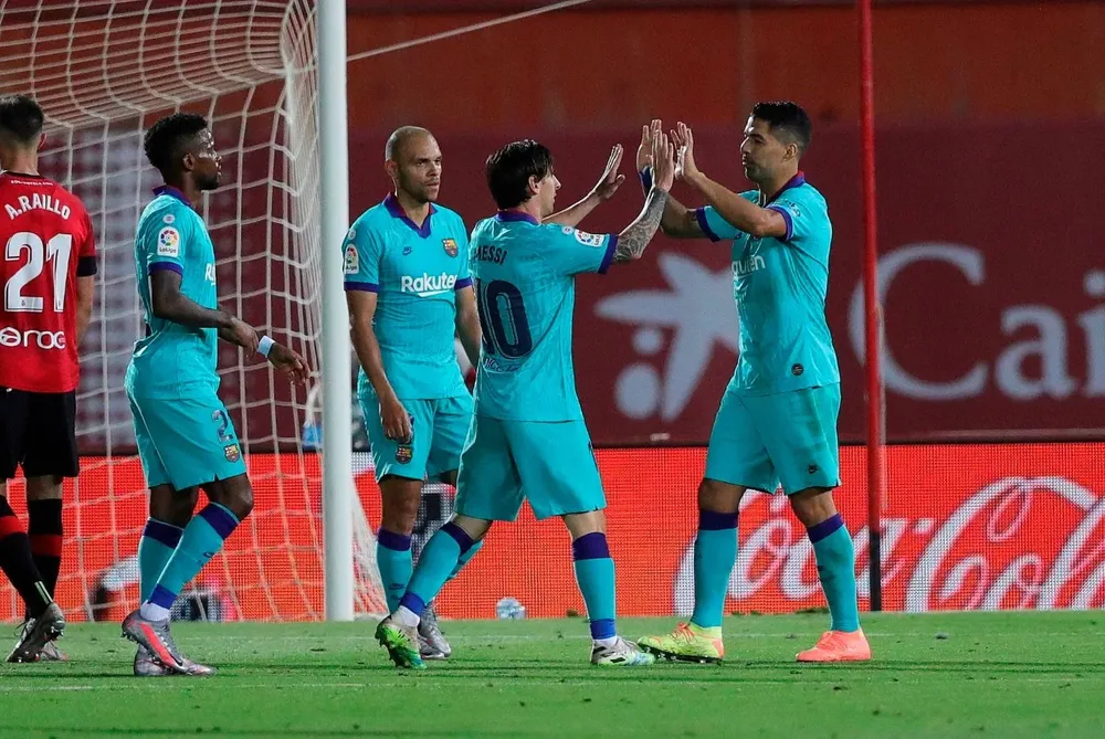 Pase de Suárez, gol de Messi y festejo