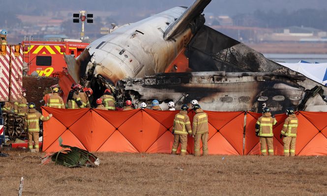 Una imagen del avión destrozado en Muan. EFE
