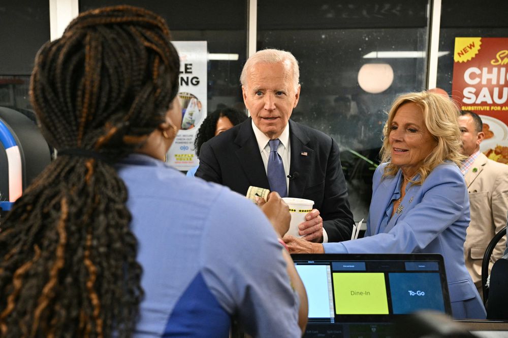 Biden con su esposa Jill, después del debate en un local de wafles