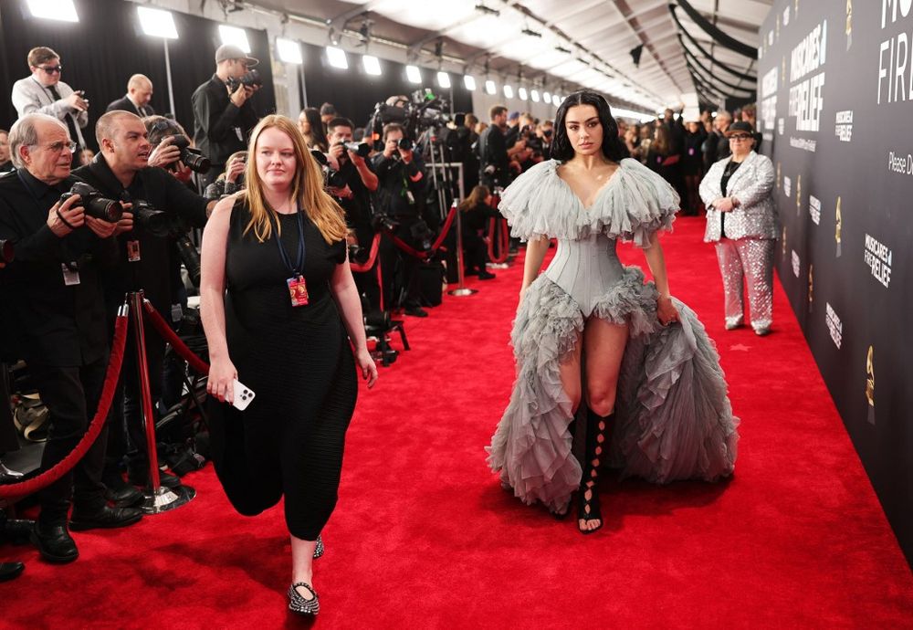 La británica Charli xcx se llevó los primeros Grammy de su trayectoria profesional en esta pregala
