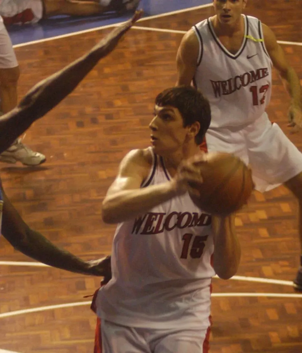 Un joven Esteban Batista con la camiseta de Welcome, en 2001
