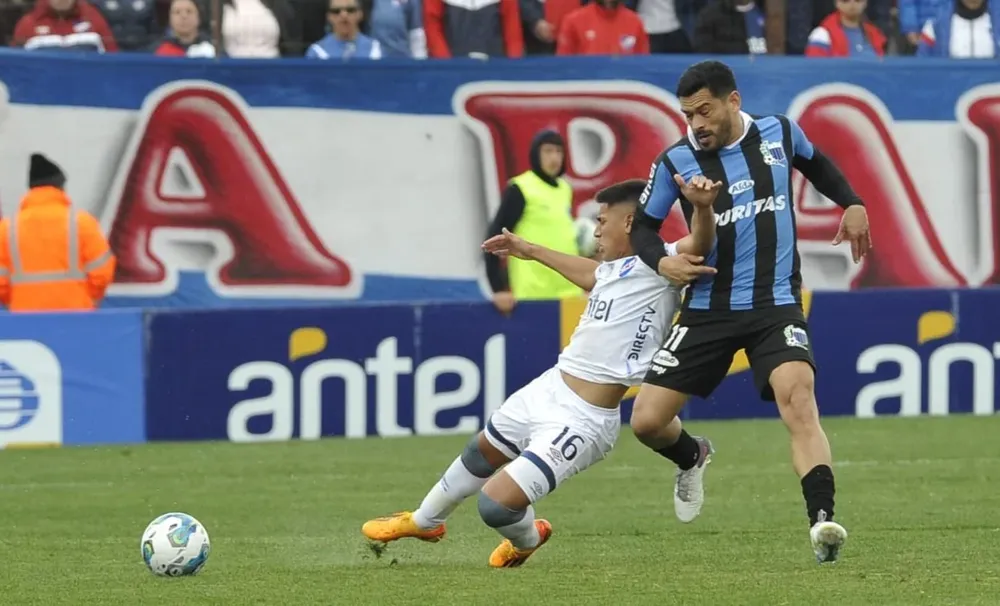 Lozano fouleado por Samudio que terminó expulsado