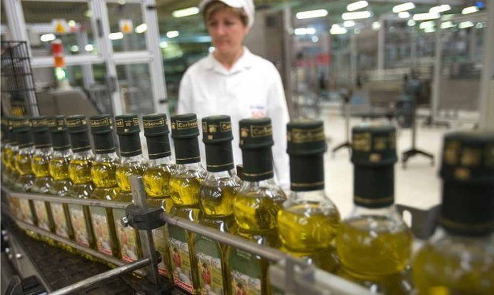 Envasadora de aceite de oliva, producto clave de la economía española.