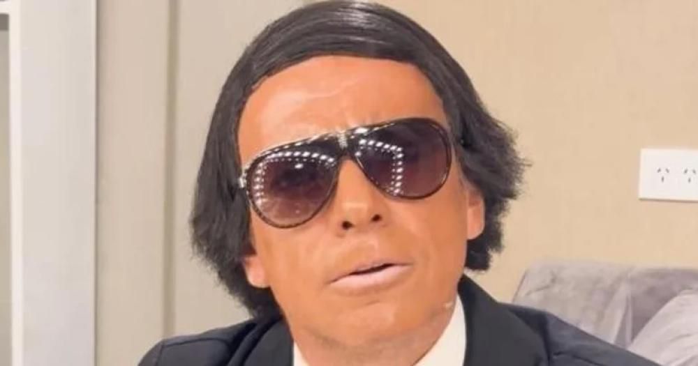Martín Bossi como Julio Iglesias