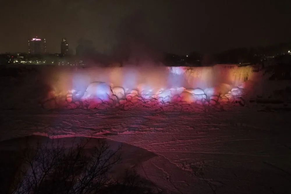 Las cataratas del Niágara congeladas, iluminadas