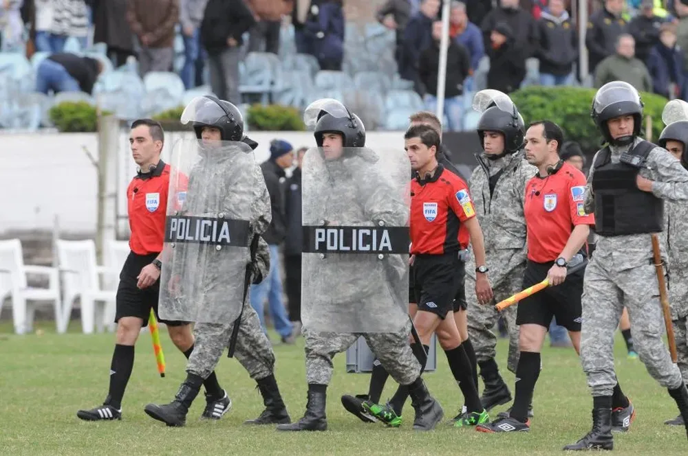 Andrés Cunha se fue muy escoltado del Viera