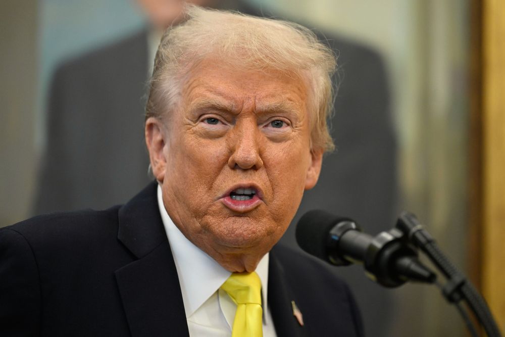 Trump en el Despacho Oval 15-10-25 - AP