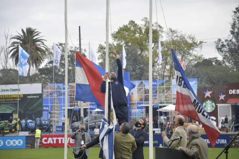 El funcionario de ARU y una tarea que mereció aplausos: ayudar a que el Pabellón Nacional trepe.