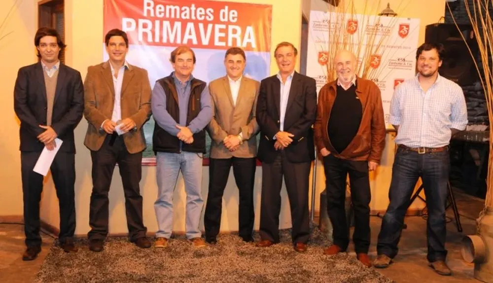Nicolás Harriague y César Musselli con integrantes del escritorio Zambrano & Cía y del banco Scotiabank