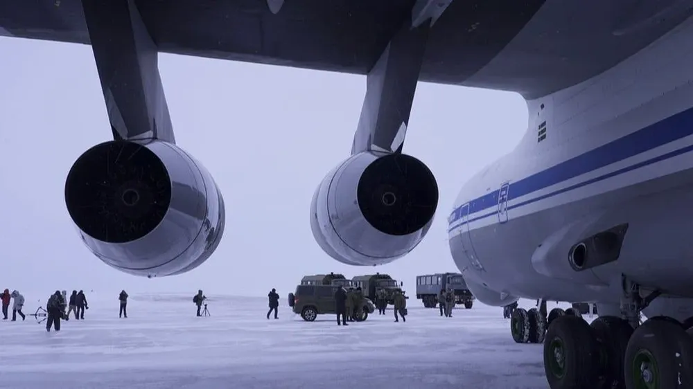 El aeródromo de la isla Alexandra está a más de dos horas de vuelo de Murmansk, en el noroeste de Rusia