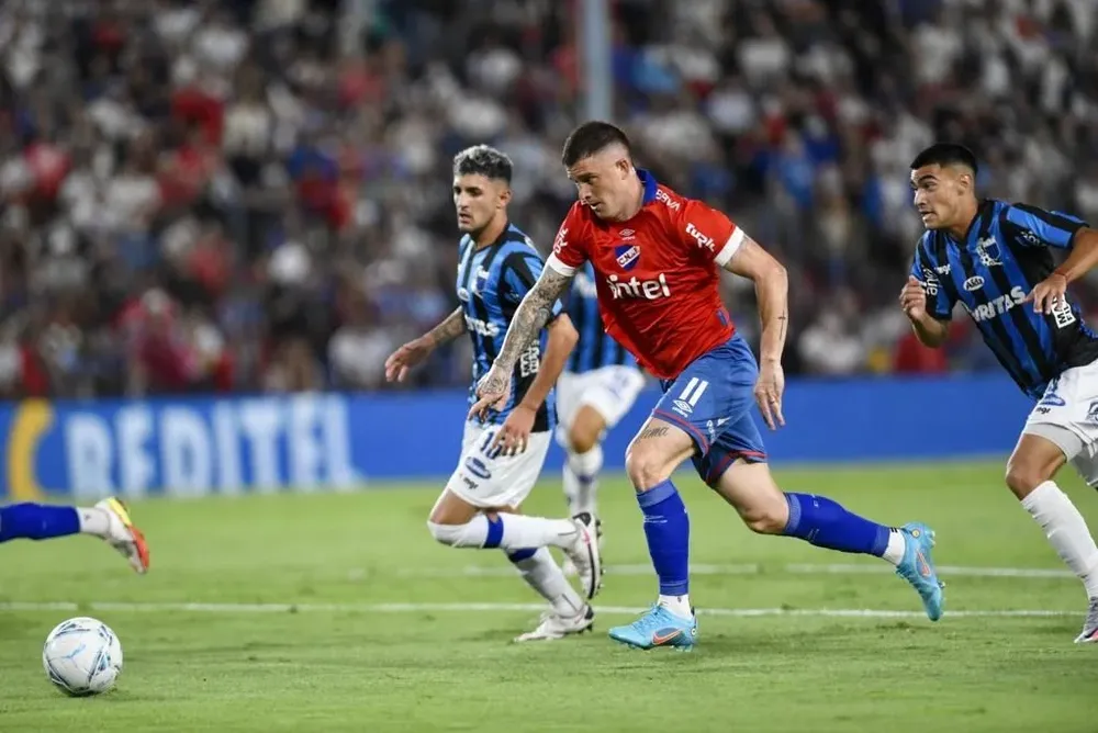 El Colo Ramírez en su opción más clara, en el primer tiempo