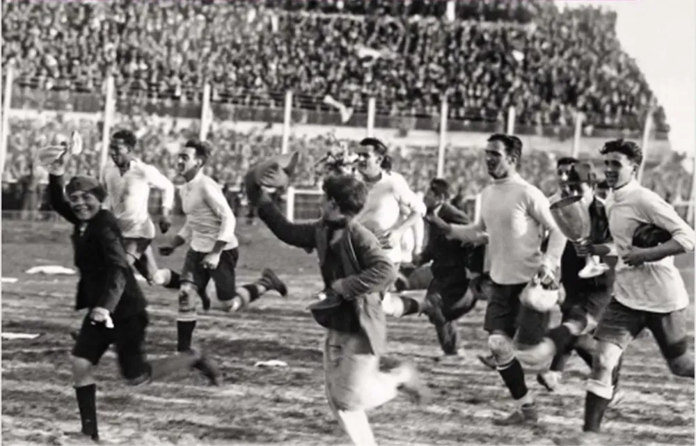La vuelta olímpica de Uruguay con una copa que lleva Pablo Dorado (ya con la base rota) y que no tiene nada que ver con la Copa del Mundo