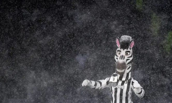 La mascota de Juventus bajo la nieve en Turín
