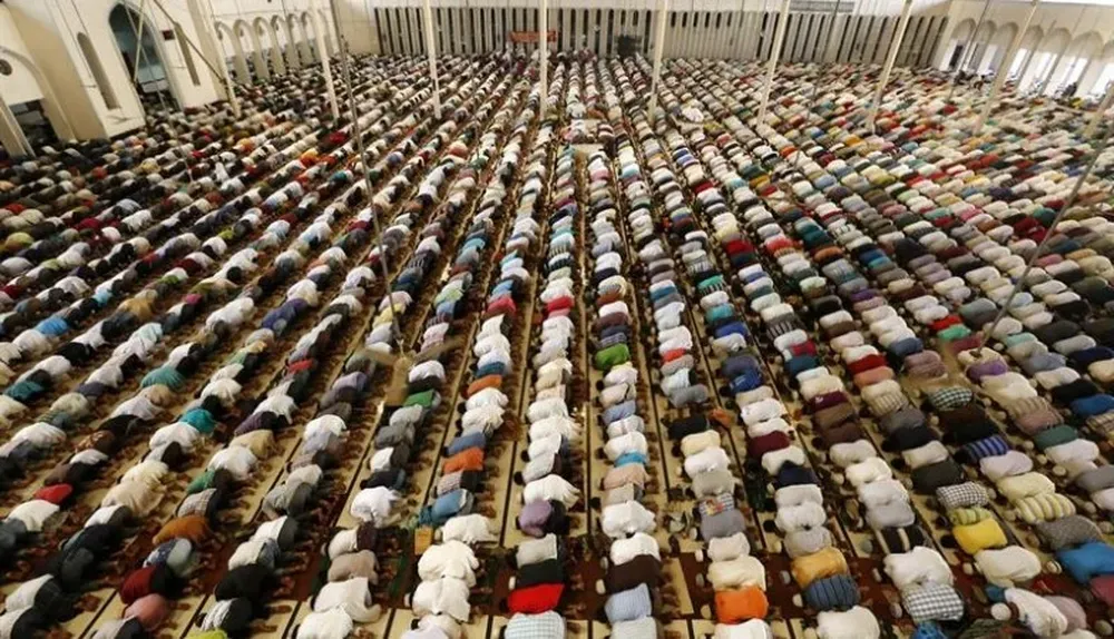 Archivo: Musulmanes rezan en el último viernes de Ramadán